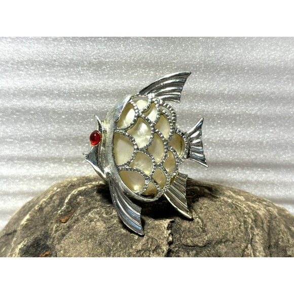 Vintage Pearlescent Red Eyed Angel Fish Brooch Pin Silver Tone Openwork Design - Picture 1 of 3